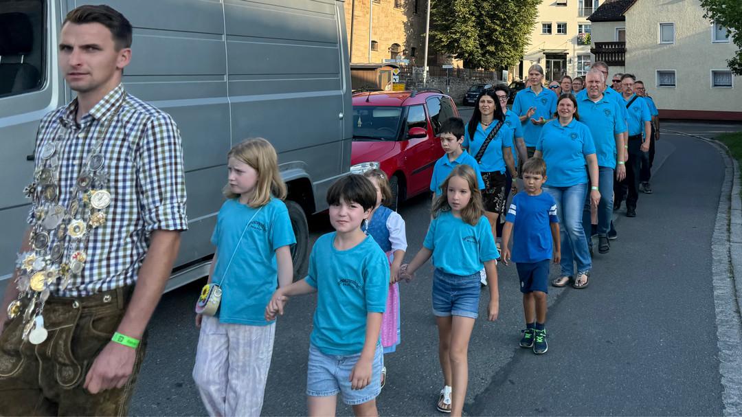 festzug setzte ersten kaerwa glanzpunkt. 01jpg