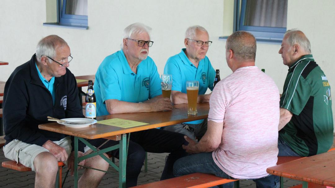 zwei goldschlaegerpokale zum jubilaeum 04