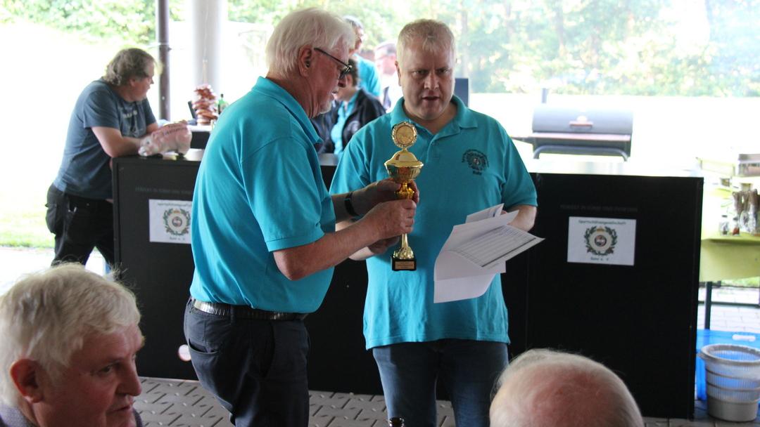 zwei goldschlaegerpokale zum jubilaeum 05