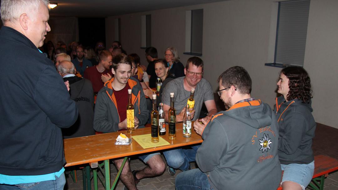 zwei goldschlaegerpokale zum jubilaeum 14